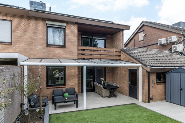 Foto - Te koop: Dr. Calsstraat 48 Landgraaf Instapklare uitstekend onderhouden geschakelde 2 kap woning in Schaesberg